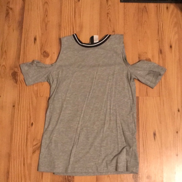 H&M divides t shirt. Great to wear on casual days - Picture 1 of 4